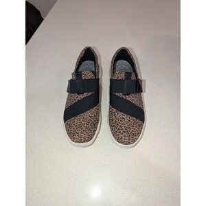 Clarks Collection Leopard Print Slip On Sneakers Elastic Strap Shoes 6.5